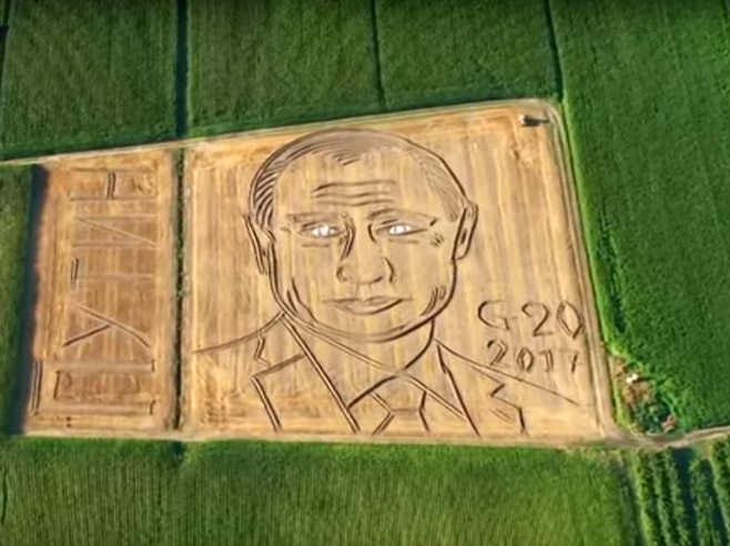 Italijanski farmer traktorom „nacrtao“ Putina - Foto: Screenshot/YouTube