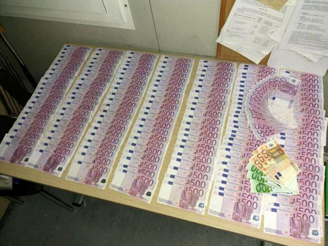 Beograđanin u čarapu sakrio 125 hiljada evra  (Foto:B92/Uprava carina) - 