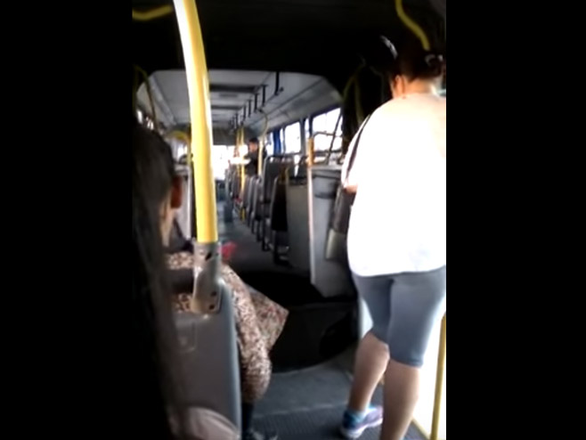 Zglobni autobus se pred užasnutim putnicima prepolovio - Foto: Screenshot/YouTube