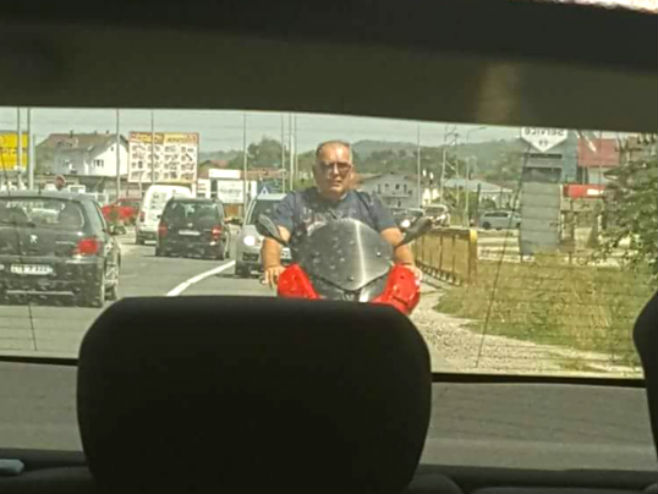 Ministar Mektić na motociklu bez kacige (Foto: Srpskainfo) - 