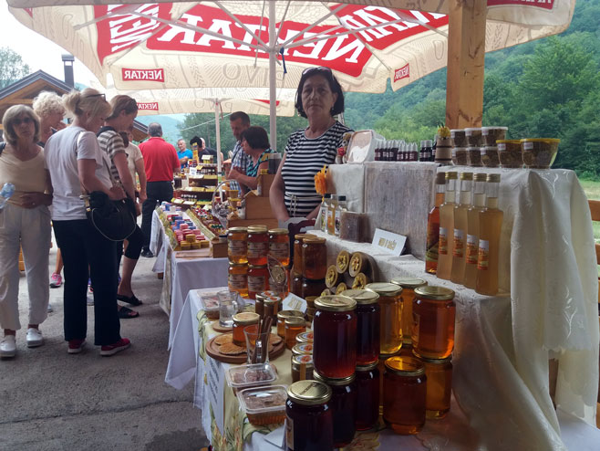 Foča - Drugi sajam sira, vina, meda i tradicionalnih proizvoda - Foto: SRNA