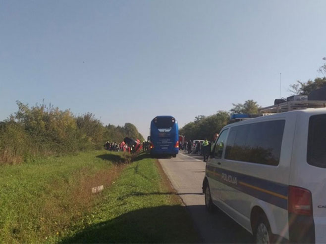 Slavonski Brod - prevrnuo se autobus pun učenika (Foto: sbplus.hr) - 