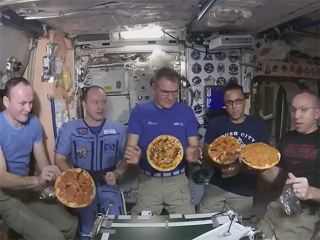Astronauti Međunarodne svemirske stanice dobili picu - Foto: Screenshot/YouTube