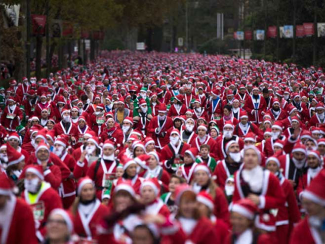Trka više od 7.000 Djeda Mrazova kroz centar Madrida - Foto: TANЈUG