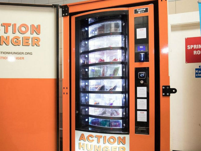 Notingem: Automat s besplatnom hranom za beskućnike (Foto: Aaron Chown/PA) - 