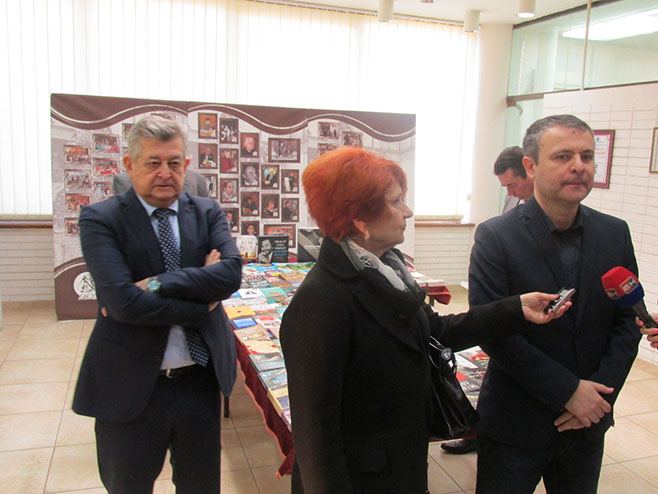 Bijeljina- Gradonačelnik Mićo Mićić donirao sredstva Narodnoj biblioteci "Filip Višnjić" za nabavku knjiga - Foto: SRNA