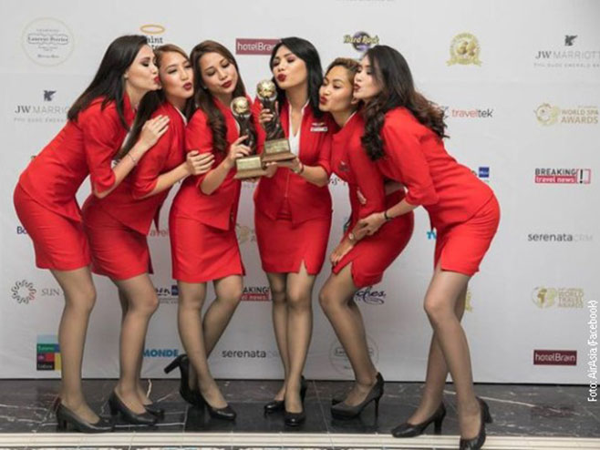 Putnici se žale na prekratke uniforme stjuardesa - Foto: RTS