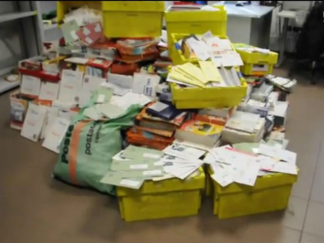 U garaži poštara pronašli pola tone neisporučene pošte - Foto: Screenshot