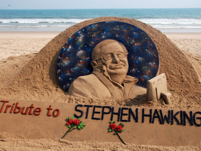 Skulptura u pijesku posvećena Stivenu Hokingu (Foto: Twitter) - 
