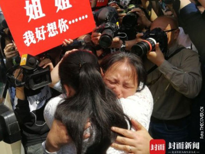 Ćifeng, odnosno Kang Јing u zagrljaju sa svojom majkom - Foto: RTS