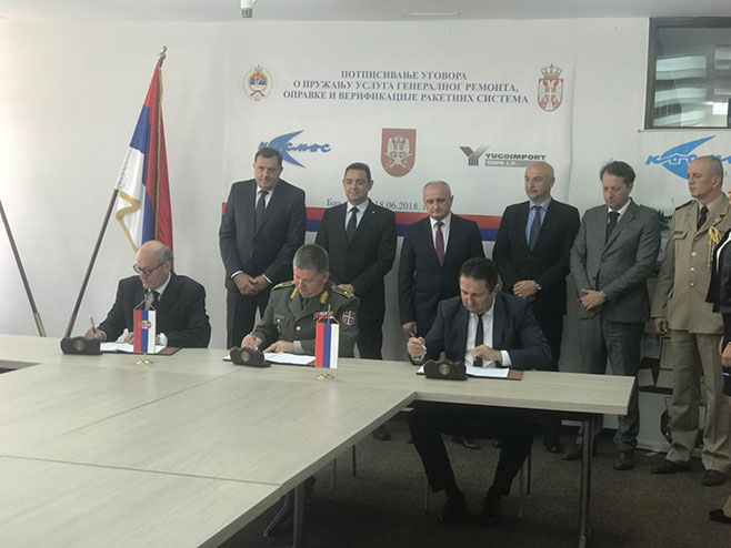 Potpisan sporazum između  "Kosmos" iz Banjaluke i "Јugoimport SDPR" Beograd. - Foto: RTRS