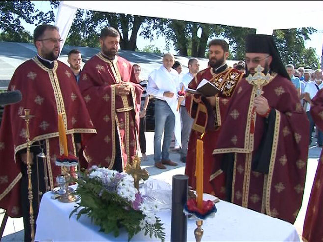 Osveštanje temelja Hrama Svetih mučenika jasenovačkih u Međuvođu (foto: rtv-kd.com) - 