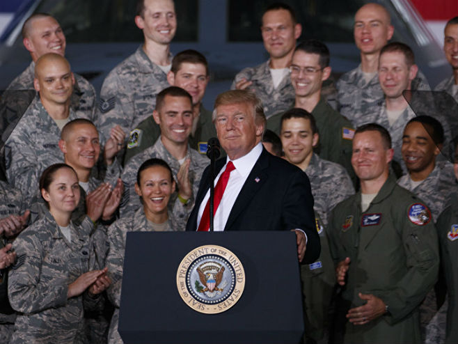 Tramp sa pripadnicima američke vojske - Foto: AP