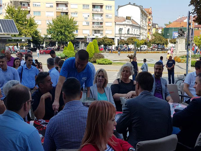 Cvijanović sa građanima Bijeljine - Foto: RTRS