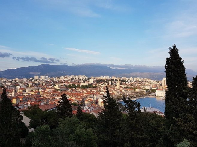 U Splitu razvili poruku na tribinama i zapevali: Kiša pada, Srbija propada