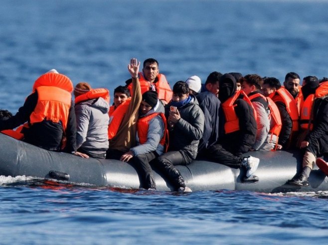 Migranti (foto: EPA/TOLGA AKMEN) - 