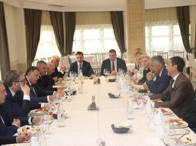Dodik, Vučić i Višković razgovarali sa Srbima u Mostaru
