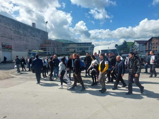 Građani Bratunca organizovano krenuli na miting podrške "Srpska te zove"