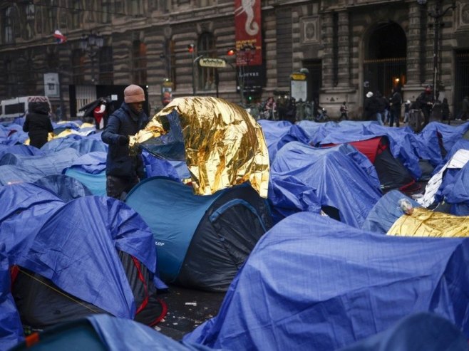 Pariz - šatori sa migrantima (Foto:EPA-EFE/YOAN VALAT/ilustracija) - 
