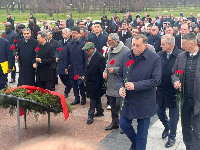 Dodik položio vijence u spomen na žrtve opsade Lenjingrada (FOTO)