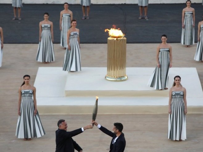 Predata baklja organizatorima Olimpijskih igara (Foto: EPA/GEORGE VITSARAS) - 