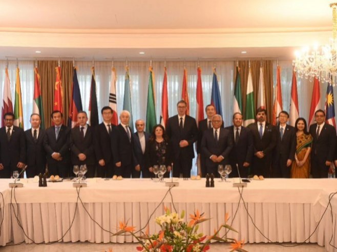 Vučić sa ambasadorima azijskih zemalja u Srbiji (Foto: www.instagram.com/buducnostsrbijeav) - 