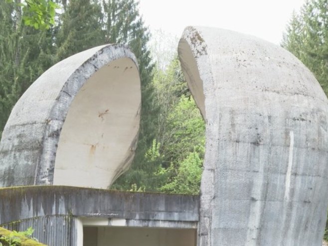 Novo skrnavljenje spomenika iz Drugog svjetskog rata kod Sanskog Mosta (VIDEO)