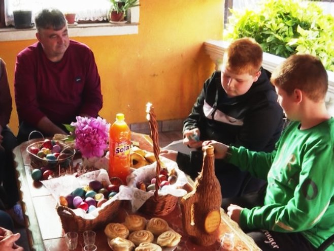 Kako se proslavio Vaskrs u porodici Matijaš iz Orlovaca kod Prijedora (VIDEO)