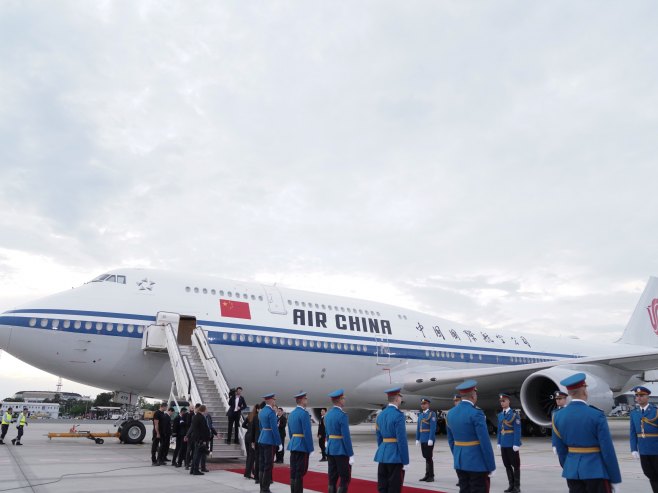 Kineski predsjednik završio posjetu Beogradu, Vučić ga ispratio na aerodromu (VIDEO)