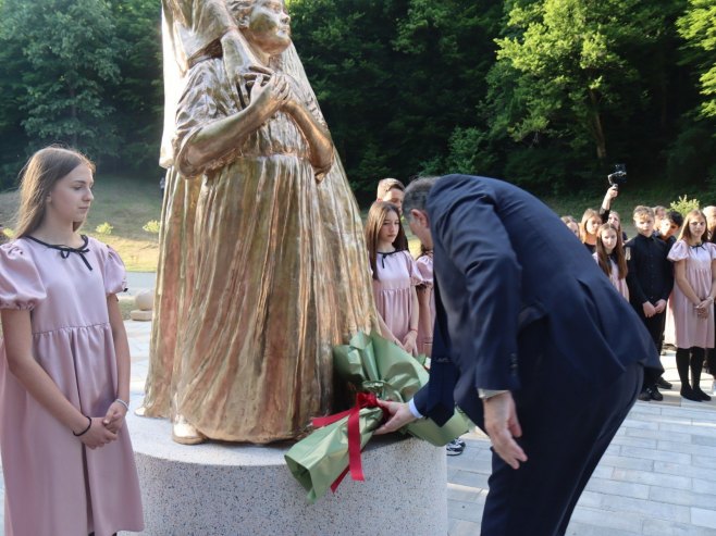 Dodik otkrio spomenik u čast Majke u manastiru Osovica: Žena je stub života (FOTO/VIDEO)